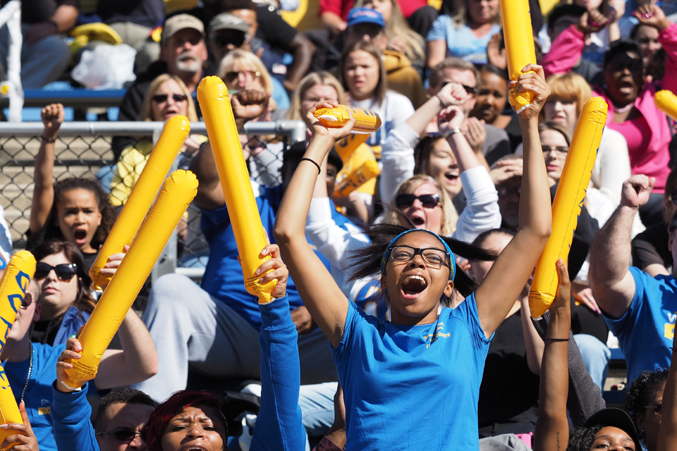 Homecoming Widener fans cheering 960x640 Widener fans cheering at homecoming