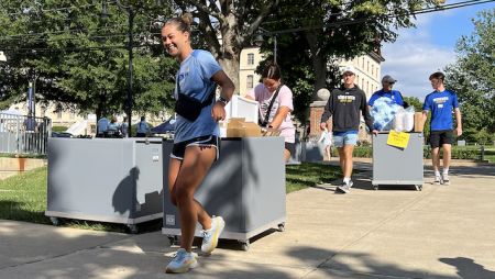 move in student volunteer at Widener